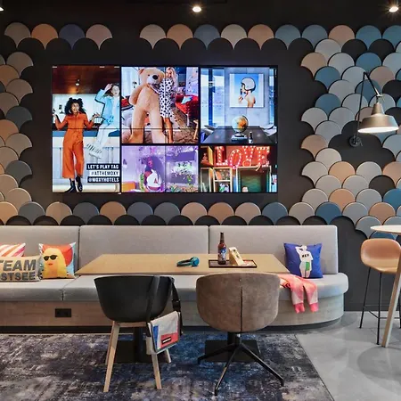 Отель Moxy 3*
