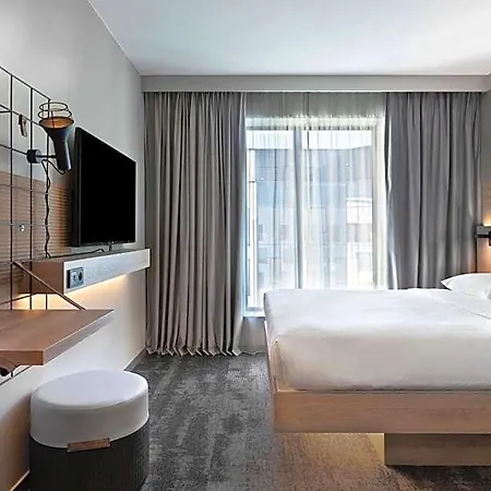 Moxy 3*